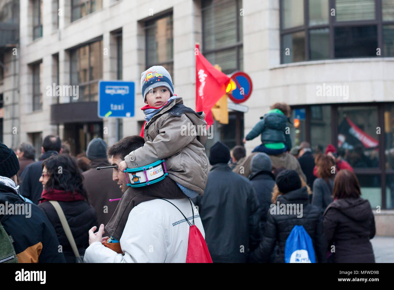 Ein Mann seinen Sohn trägt auf seinen Schultern bei einer Demonstration. Barcelona Spanien Stockfoto