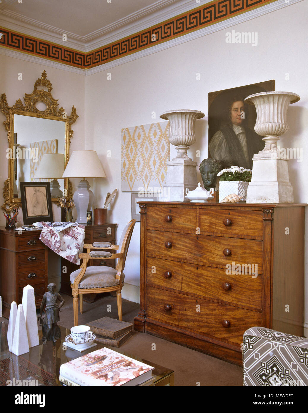 Ein traditionelles Wohnzimmer mit dekorativem Fries, Kommode, Stein, Urnen, Schreibtisch, Stockfoto