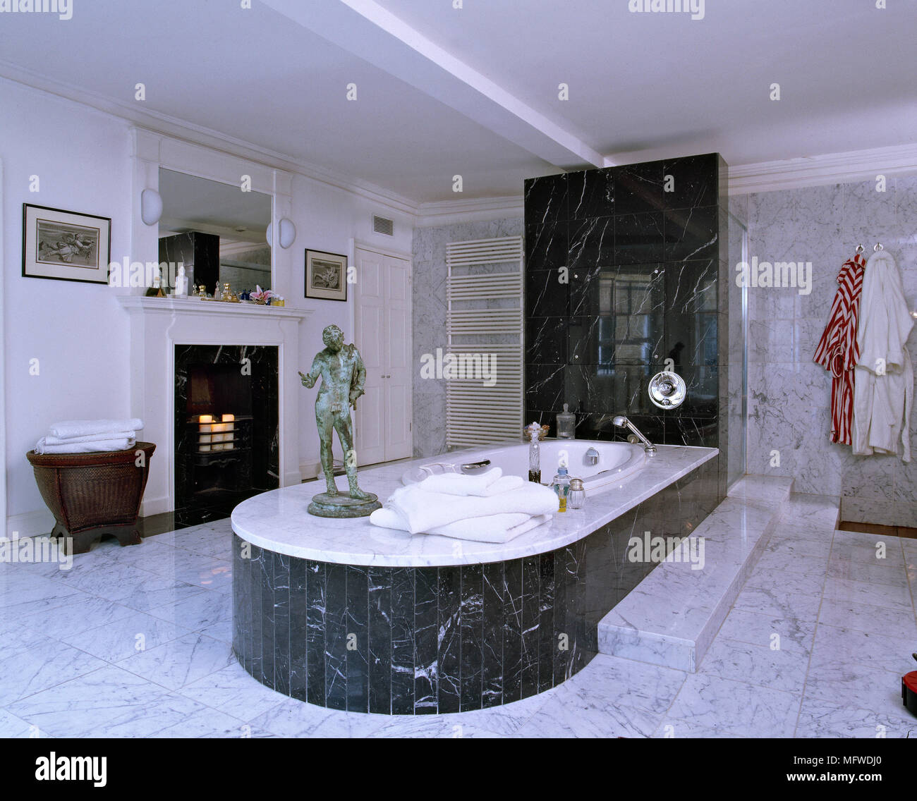 Weißes Badezimmer mit Marmorboden, Badewanne aus Marmor umgeben  Stockfotografie - Alamy