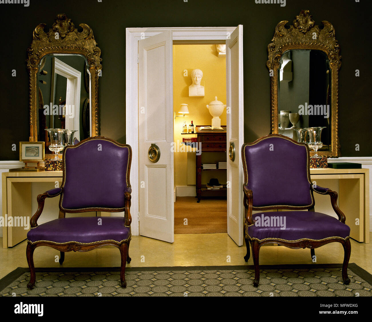 Paar Zeitraum lila Sesseln vor Seite Tabellen unter Spiegel, Stockfoto