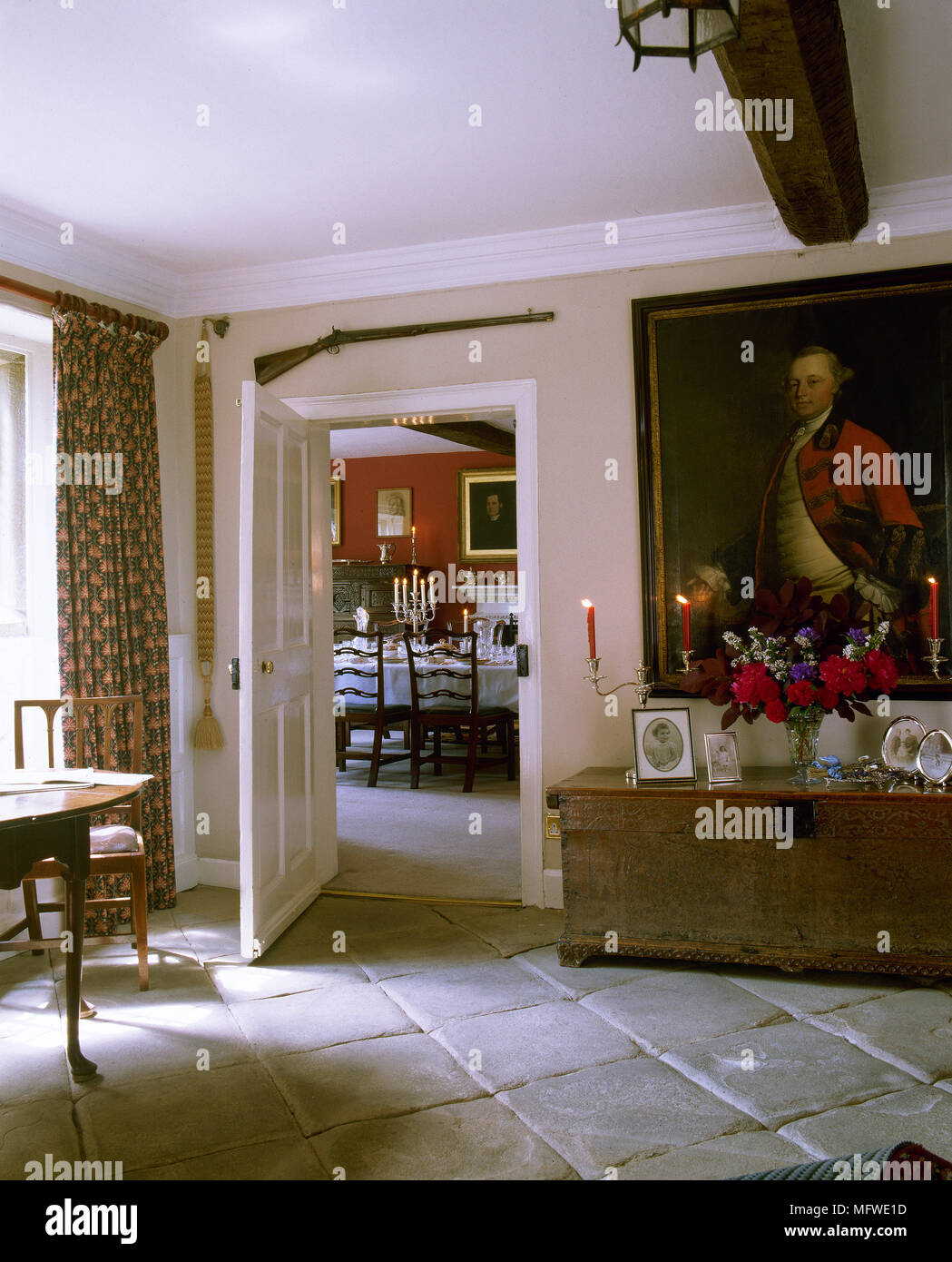 Zimmer im Landhausstil mit Balkendecke und Steinplatte, eiche Truhe unten Portrait Malerei, Stockfoto