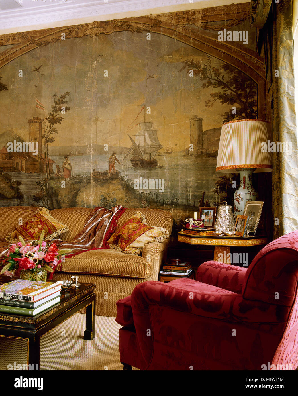 Wohnzimmer Mit Gemalten Wandbild Und Gepolsterten Sofa Und Sessel Stockfotografie Alamy
