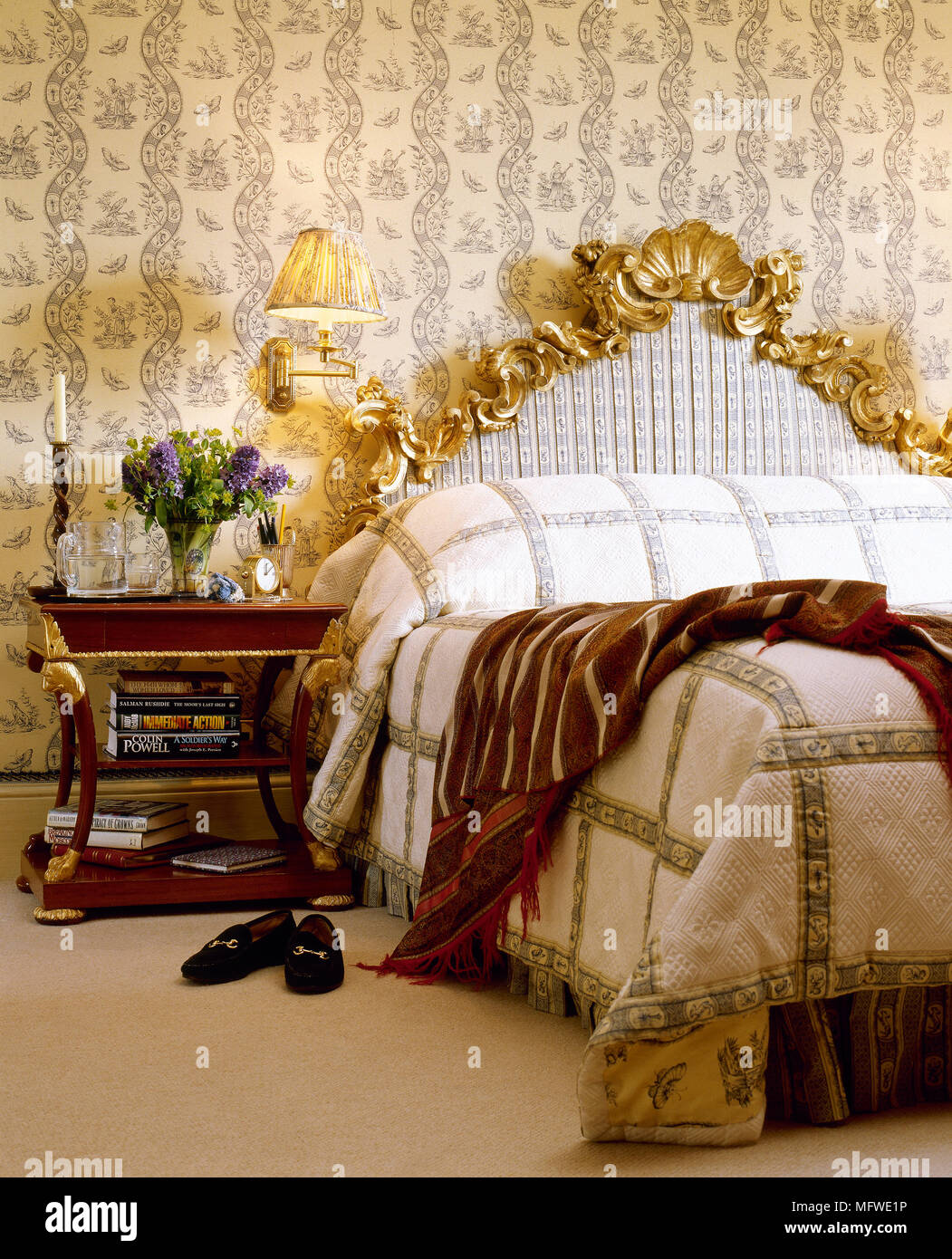 Gelbe Schlafzimmer Mit Muster Tapete Und Doppelbett Mit Verzierten Vergoldeten Kopfteil Stockfotografie Alamy
