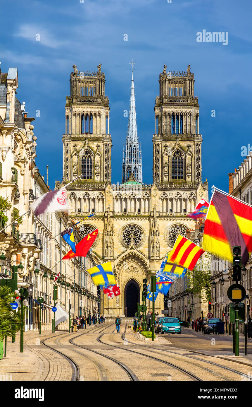 Ansicht der Kathedrale von Orleans Jeanne d'Arc Street - Frankreich Stockfoto