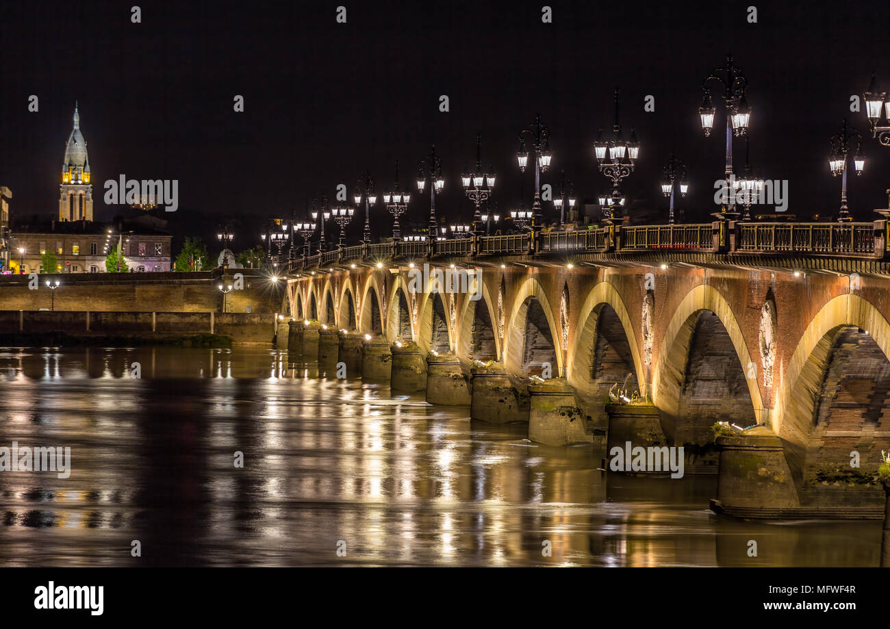 Nachtansicht von Pont de Pierre in Bordeaux - Aquitanien, Frankreich Stockfoto