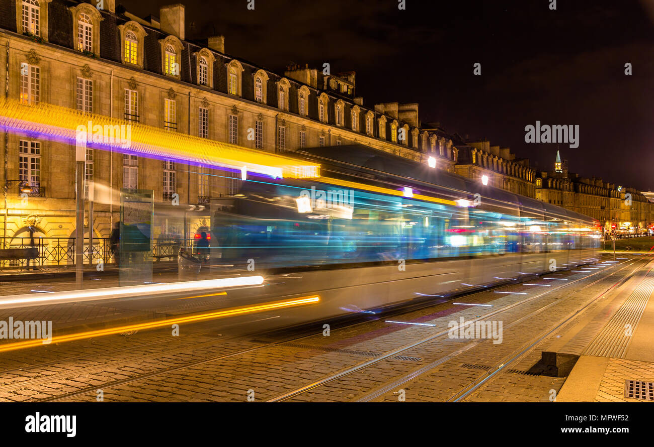 Straßenbahn in Bewegung in Bordeaux - Frankreich, Aquitaine Stockfoto