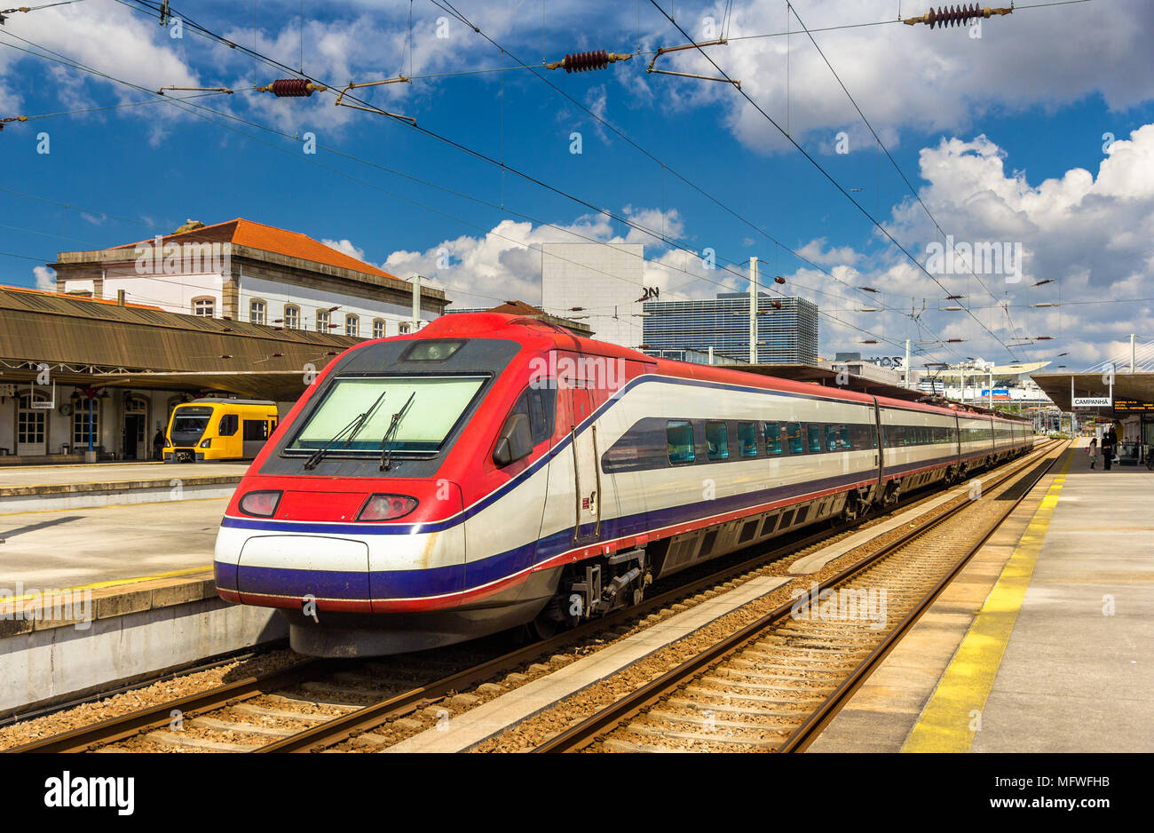 Moderne elektrische Zug am Bahnhof Porto-Campanha - Portugal Stockfoto