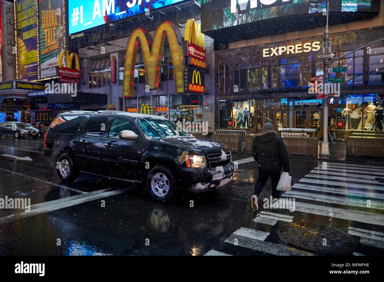 Manhattan in New York City, Ostern Schnee in Times Square Stockfoto