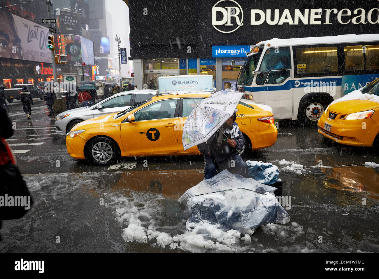 Manhattan in New York City, Street Pflaster Trader von einem Schneefall in der Nähe von Times Square abgedeckt Stockfoto