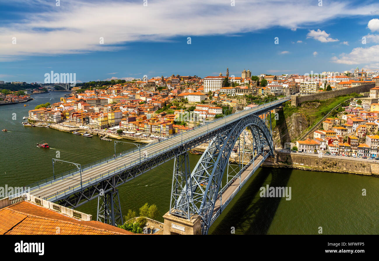 Porto mit Dom Luis Brücke - Portugal Stockfoto