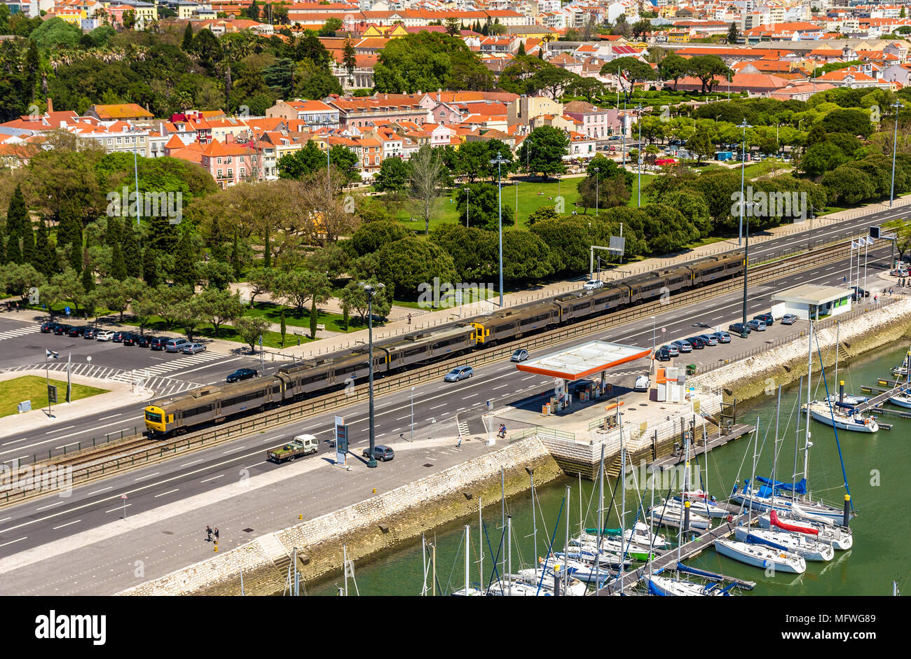 S-Bahn, die durch eine Straße von Lissabon - Portugal Stockfoto