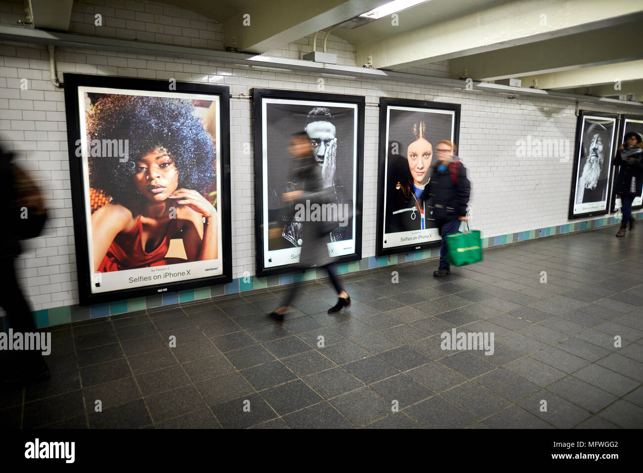 Manhattan in New York City Apple iPhone x Werbeplakate von selfies an Tomes Platz der U-Bahn Stockfoto