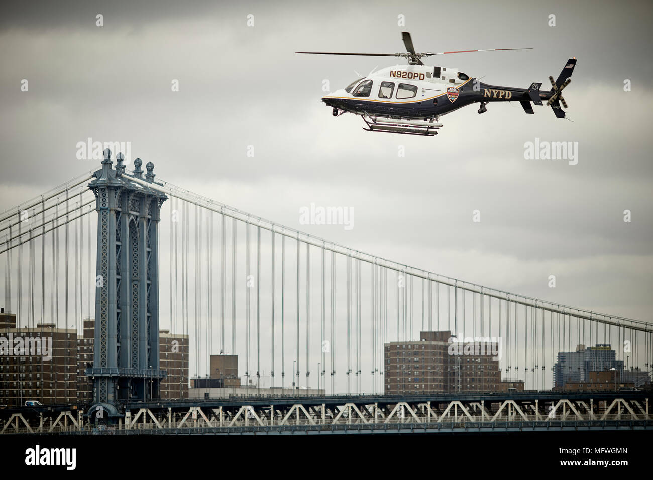 Brooklyn in New York City, die Williamsburg Bridge frames 2014 Bell Helicopter TEXTRON CANADA 429 Drehflügler NEW YORK CITY POLICE DEPARTMENT Stockfoto