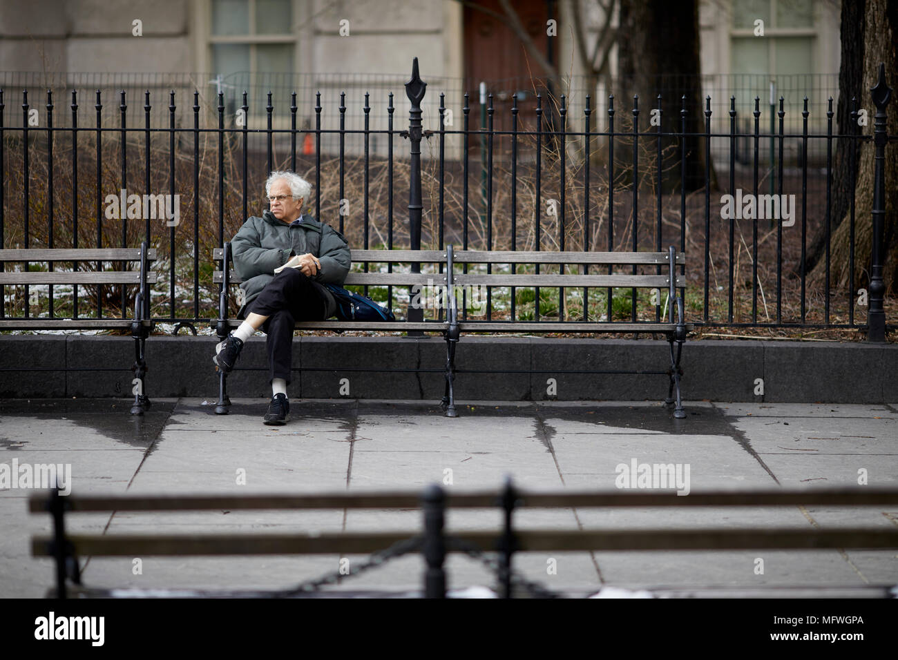 Manhattan in New York City, älteren Herrn ruht auf einer Straße Sitzbank am City Hall Park Stockfoto
