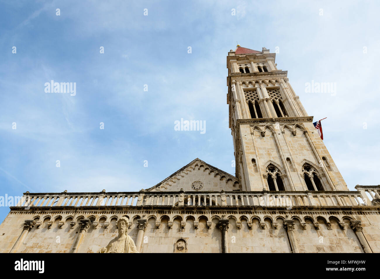 Kathedrale von St. Lawrence (die Kathedrale Sv. Lovre), eine Römisch-katholische dreischiffige Basilika in romanisch-gotische in Trogir, Kroatien errichtet. Die UNESCO wird Stockfoto
