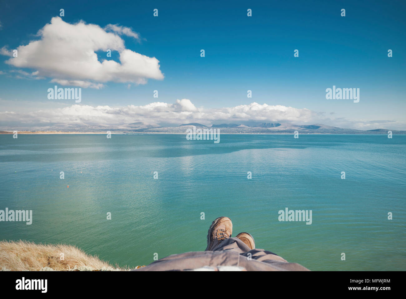 POV Blick über wunderschöne blaue Küste auf der Oberseite der hohen Klippen. Stockfoto