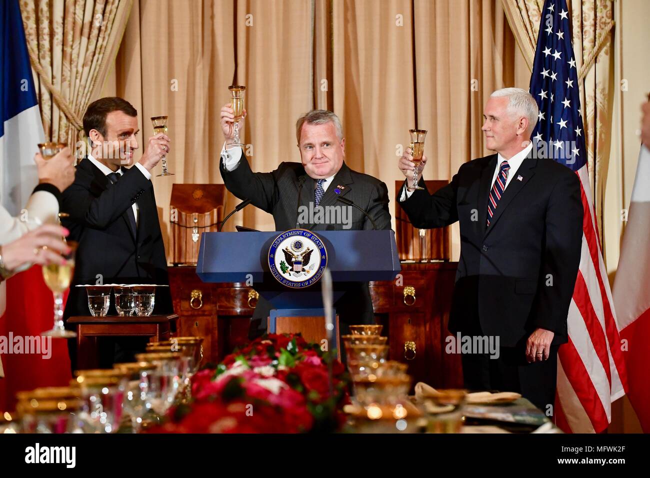 Die USA handeln, Staatssekretär John Sullivan, Zentrum, Toast die US-französische Beziehung als Vice President Mike Pence, Links, und der französische Präsident Emmanuel Längestrich melden Sie während an der staatlichen Mittagessen des US-Außenministeriums, 24. April 2018 in Washington, DC. Längestrich ist auf einem Staatsbesuch in Washington, der erste Präsident seit Trump Amt übernahm. Stockfoto