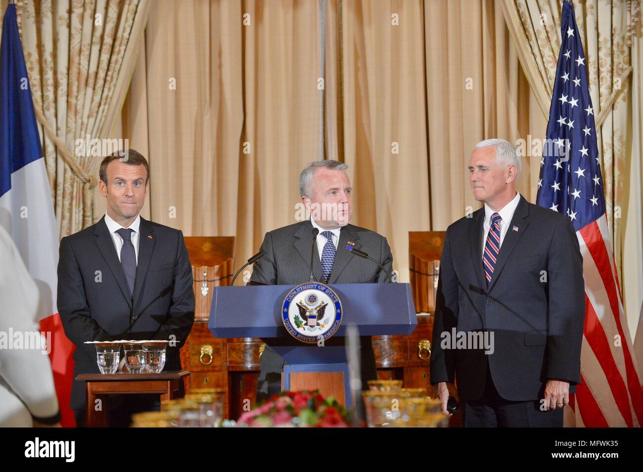 Die USA handeln, Staatssekretär John Sullivan, Mitte, liefert Erläuterungen als Vice President Mike Pence, Links, und der französische Präsident Emmanuel Längestrich Blick auf während an der staatlichen Mittagessen des US-Außenministeriums, 24. April 2018 in Washington, DC. Längestrich ist auf einem Staatsbesuch in Washington, der erste Präsident seit Trump Amt übernahm. Stockfoto