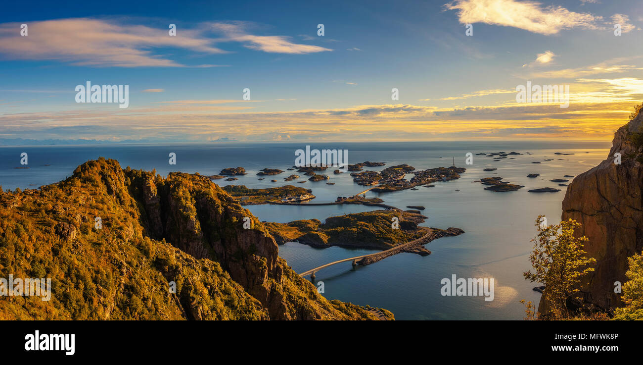 Blick vom Mount Festvagtinden oberhalb des Dorfes Henningsvær in Norwegen Stockfoto