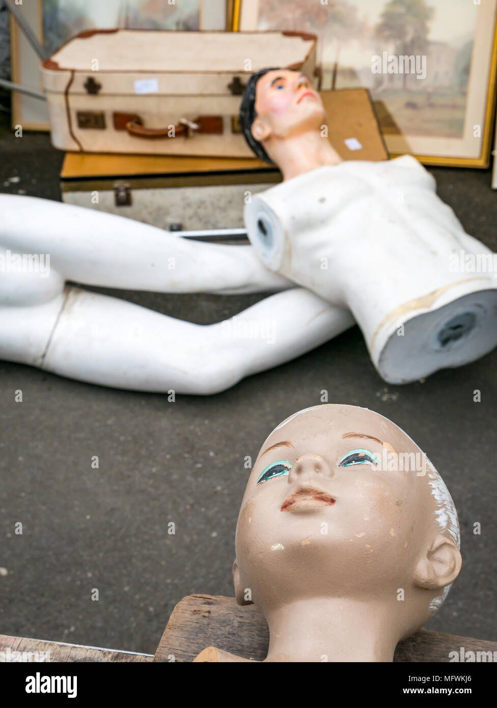 Kind und Teile der männlichen Mannequin in Lane verkauf Auktion, Leith, Edinburgh, Schottland, Großbritannien Stockfoto