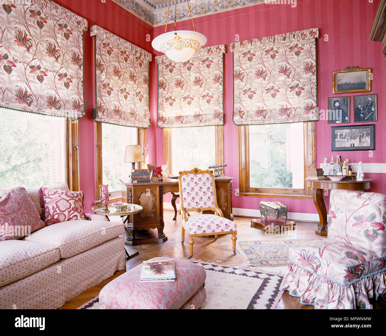 Polstermobel In Rosa Wohnzimmer Mit Jalousien An Den Fenstern Stockfotografie Alamy