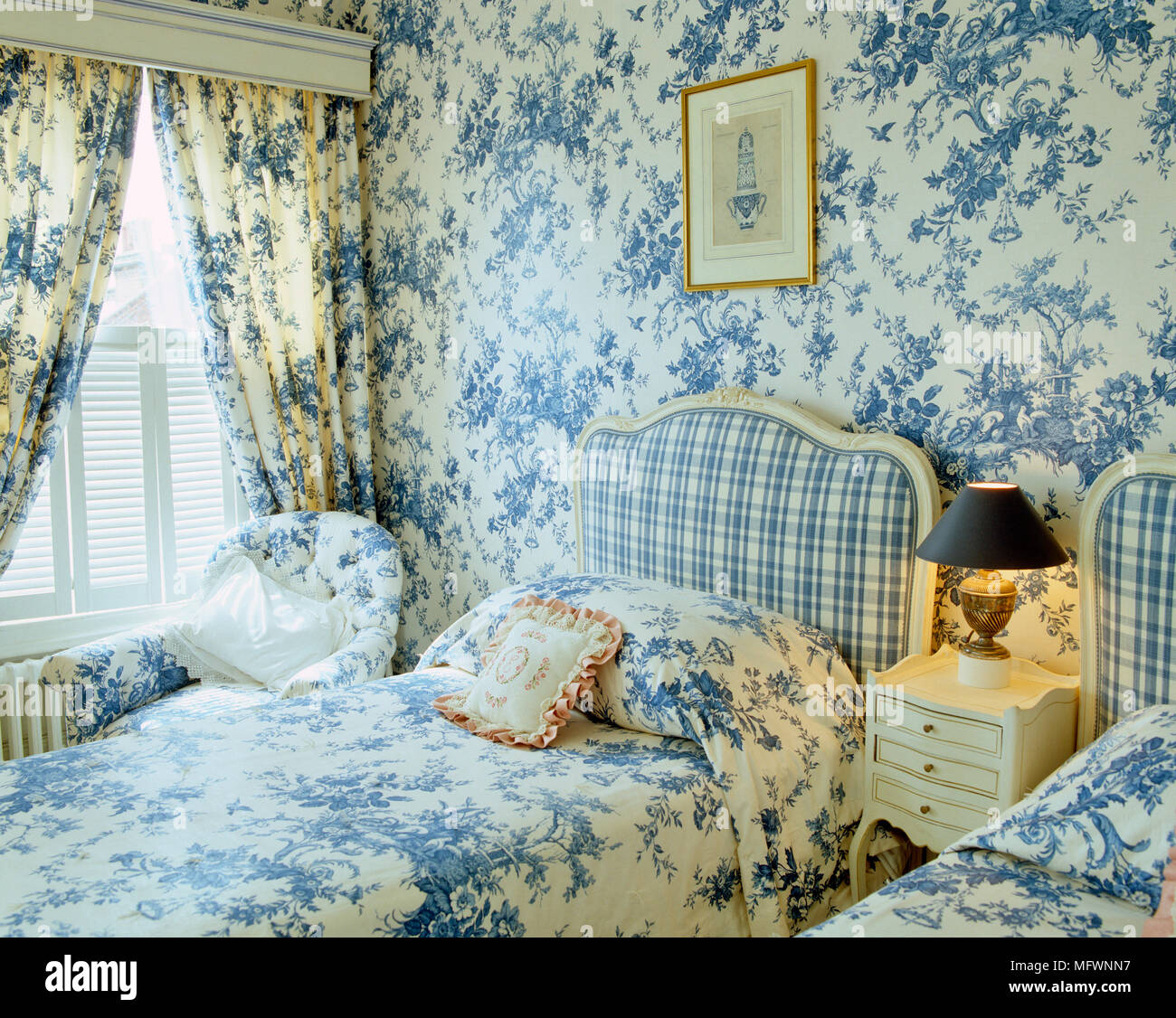Einzelbetten mit blauen und weißen Toile de Jouy Bettwäsche und passenden  Vorhängen Stockfotografie - Alamy