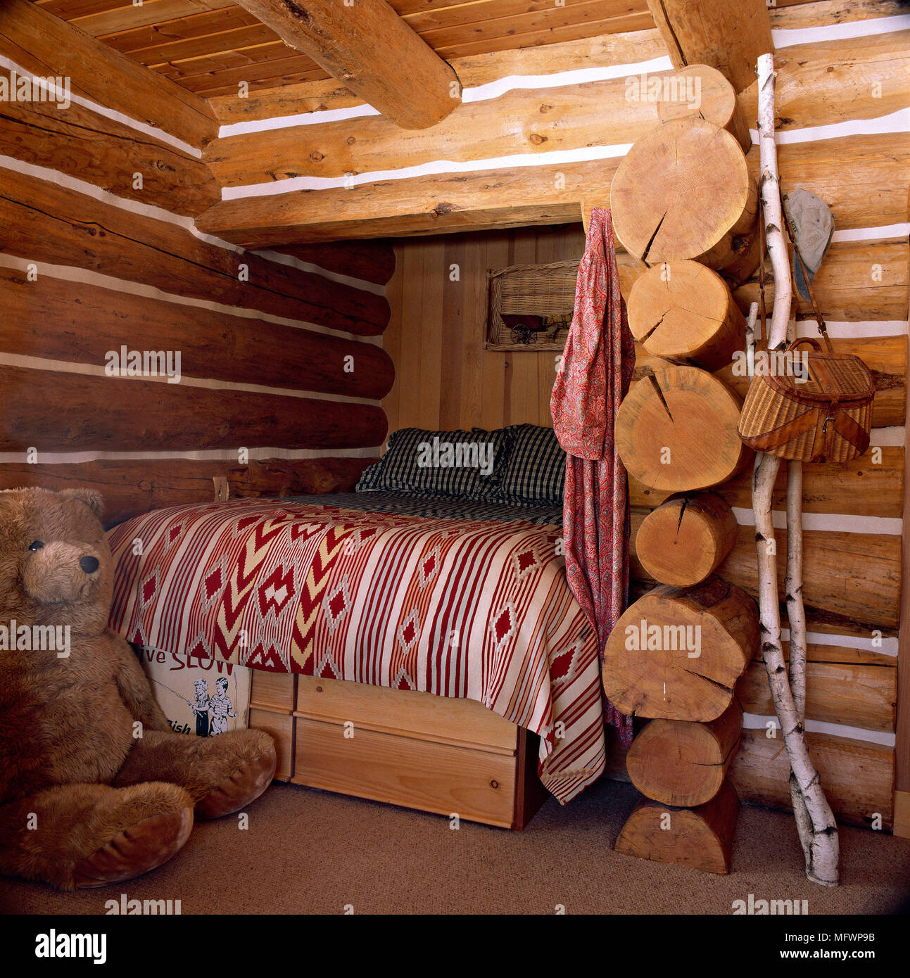 Schlafzimmer mit Holzwänden und Bett im Alkoven Stockfotografie Schlafzimmer mit Holzwänden und Bett im Alkoven Stockfotografie