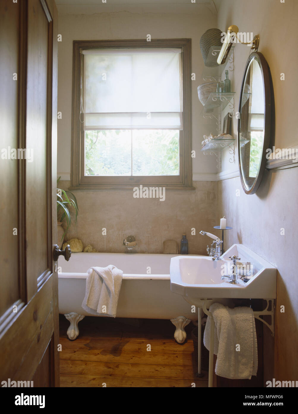 Blick durch die offene Tür zu traditionellen Stil Badezimmer mit freistehender Badewanne Stockfoto