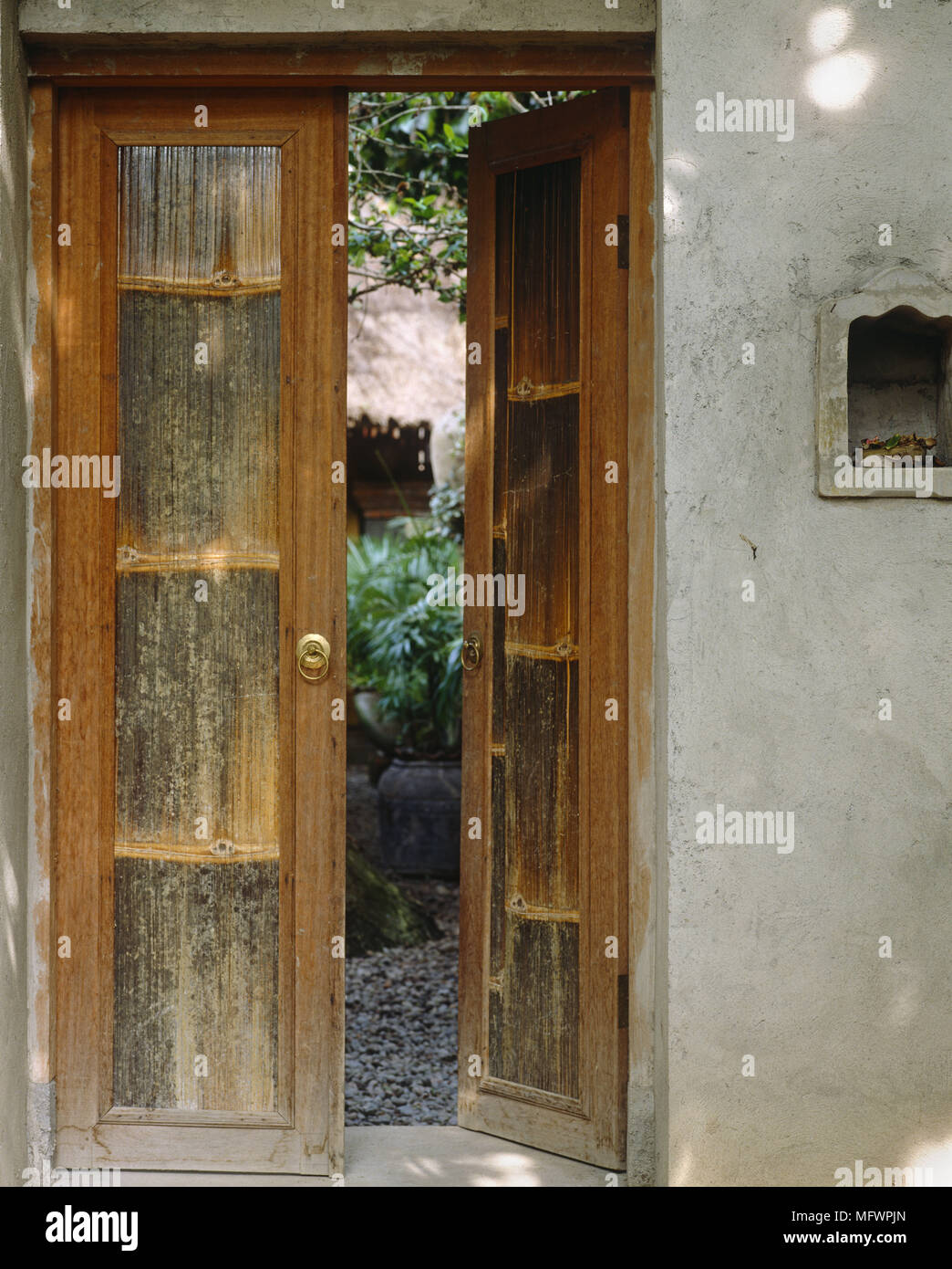Rustikale Holztüren mit einer Tür öffnen Stockfoto