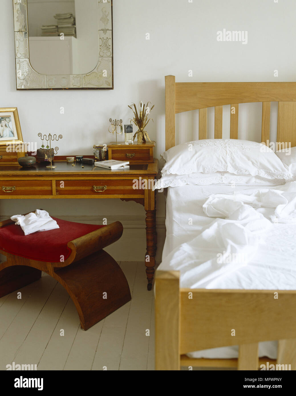 Schlafzimmer mit Doppelbett neben Schminktisch und gepolsterten ... Schlafzimmer mit Doppelbett neben Schminktisch und gepolsterten ...
