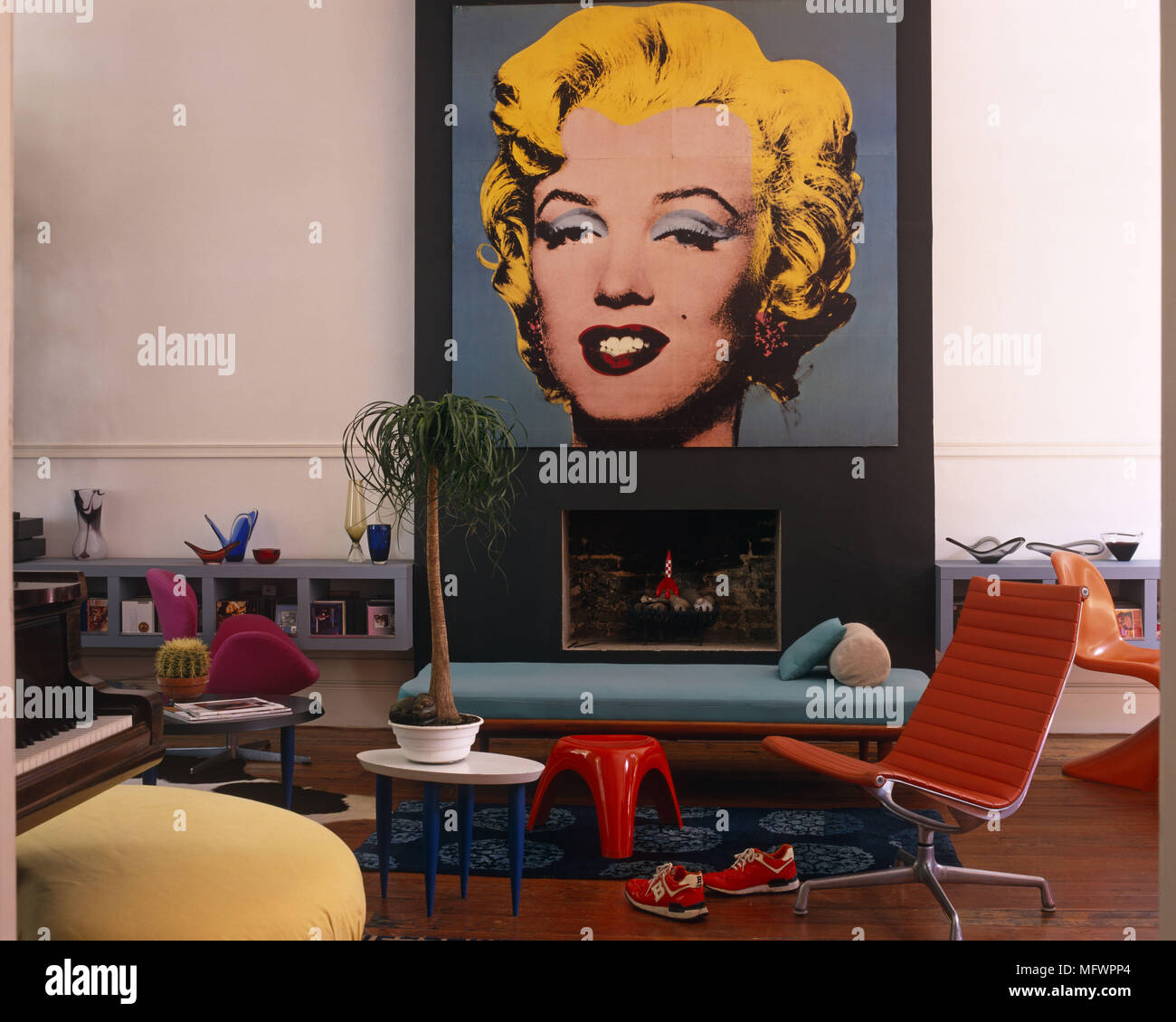 Wohnzimmer mit Andy Warhol Siebdruck Marilyn Monroe über dem Kamin Stockfoto
