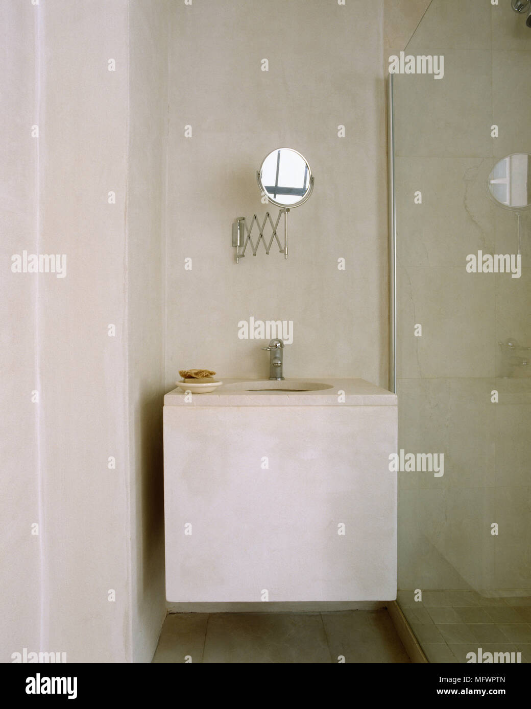 Minimalistische Badezimmer mit Rasierspiegel über Waschbecken neben Glas  Bildschirm Dusche montiert Stockfotografie - Alamy