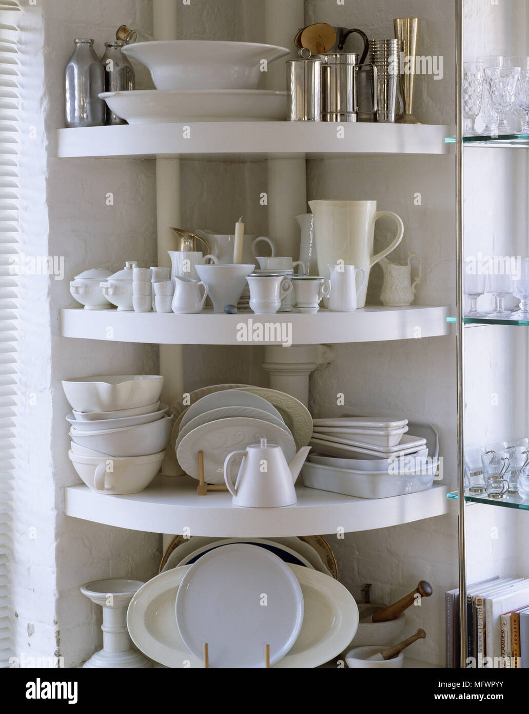 Ecke Regal, die weißes Geschirr und Besteck Stockfoto, Bild: 181890351