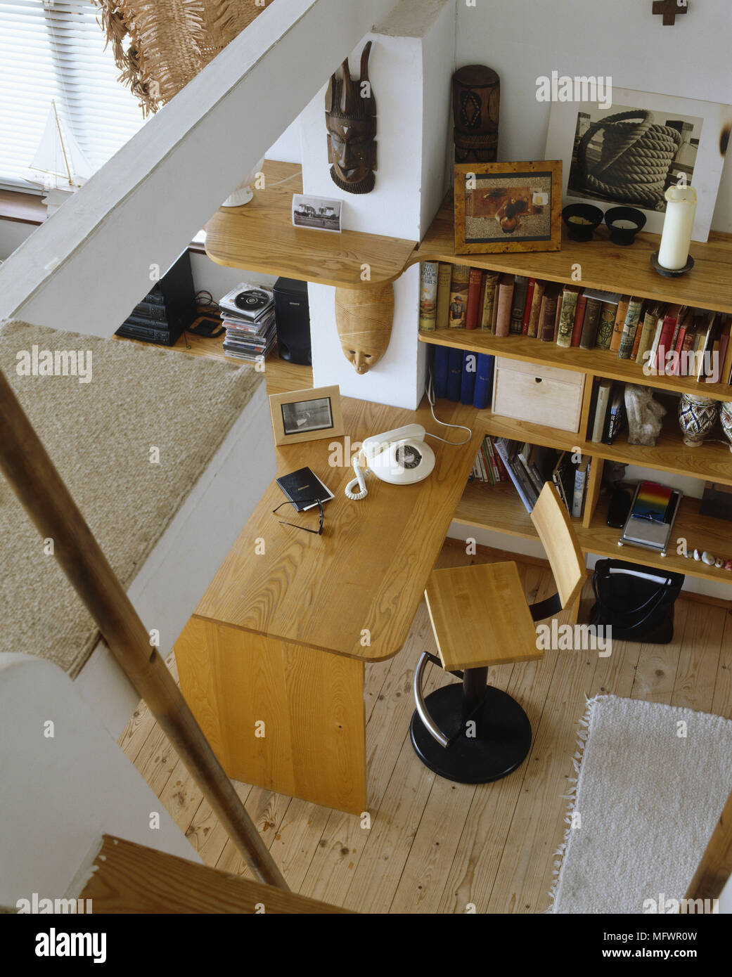 Ansicht von oben von zu Hause Büro mit Schreibtisch und Regale nächsten Sessel zu schwenken Stockfoto