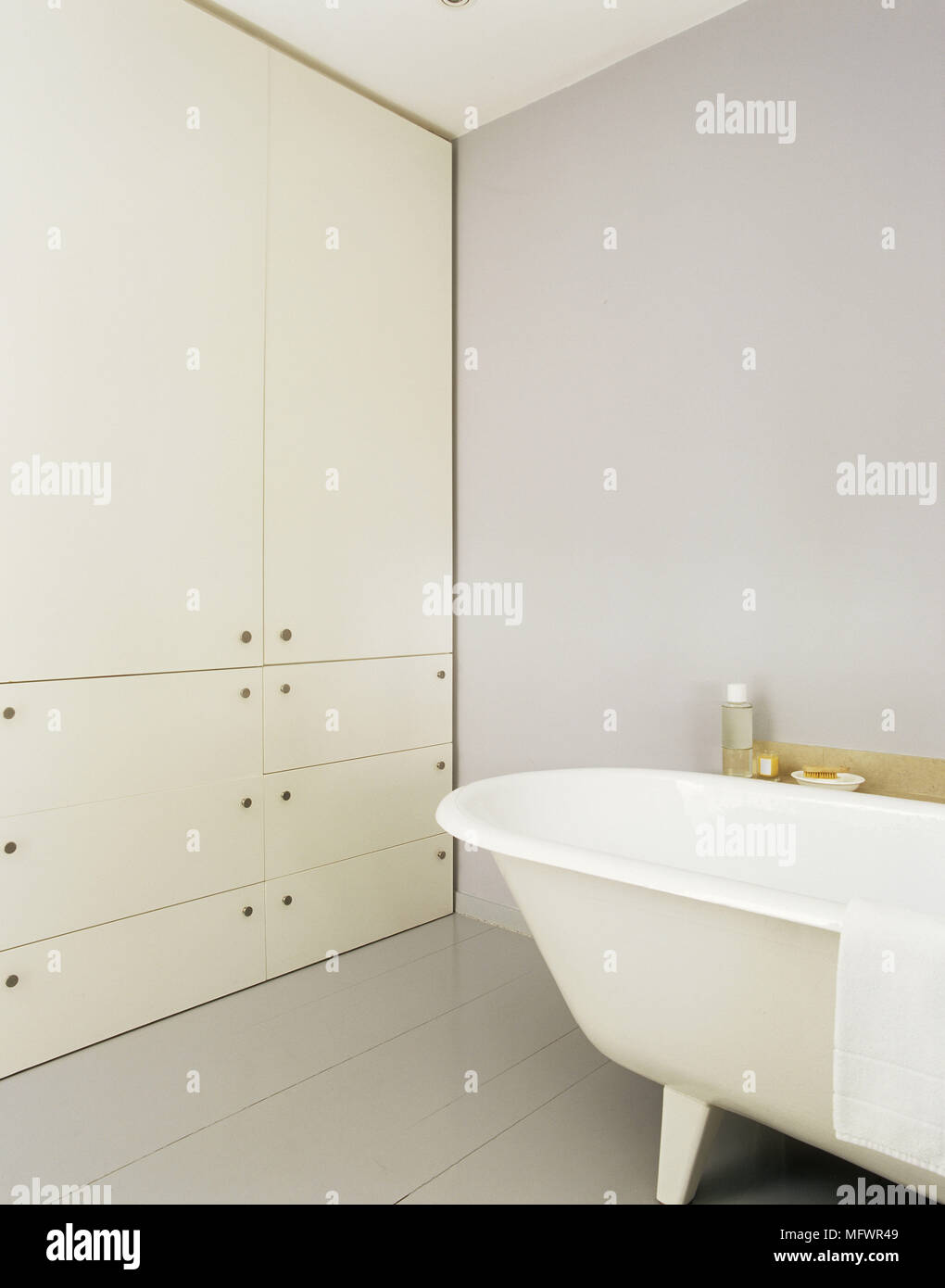 Minimalistische Badezimmer mit freistehender Badewanne neben gebaut im Schrank Stockfotografie