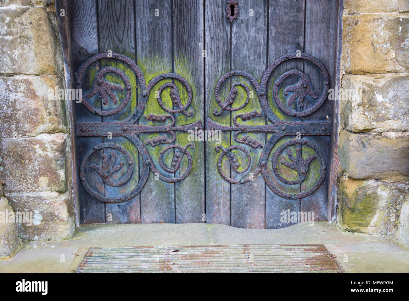 Türscharniere, Pfarrkirche St. Peter und Paul, Rock, Worcestershire, Großbritannien Stockfoto