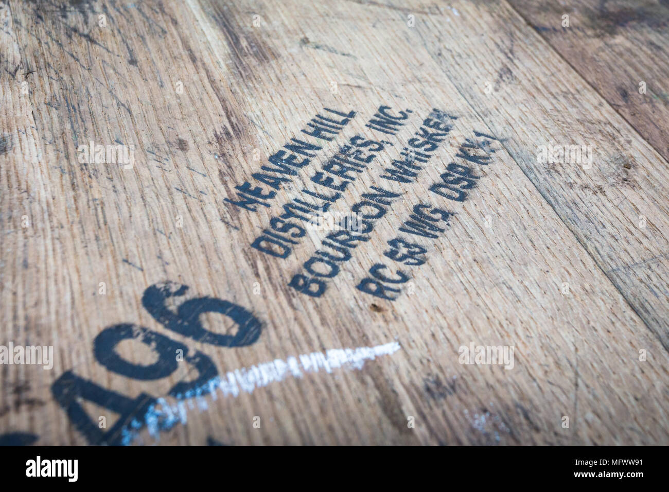 Oben auf einen Whisky Whisky barrel mit Bourbon stenciled. Stockfoto