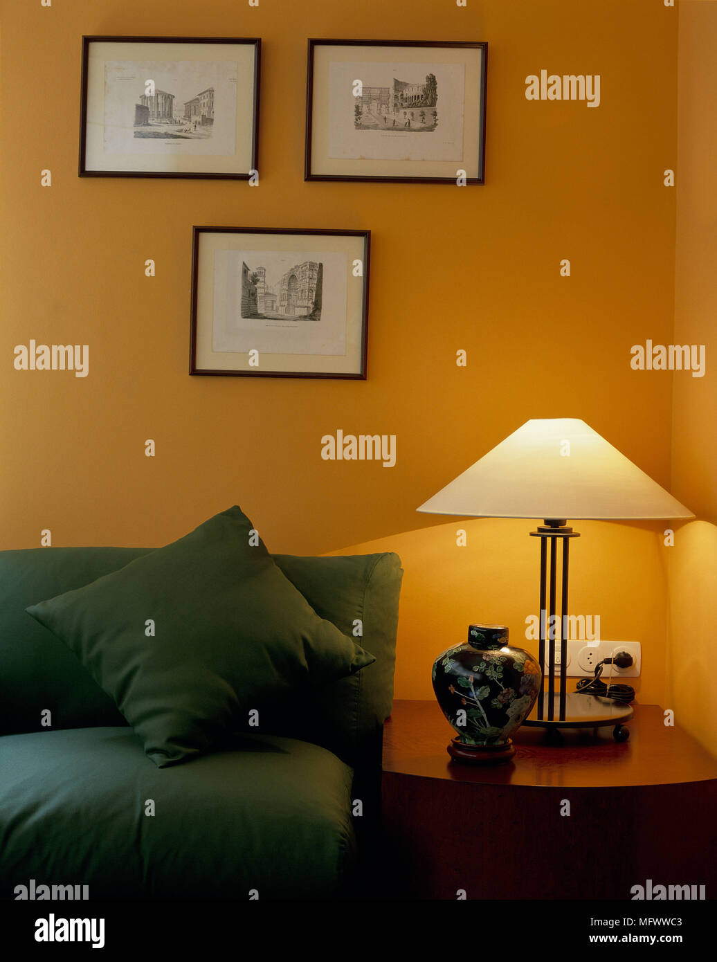 Blick auf eine beleuchtete Lampe neben einer couch Stockfoto