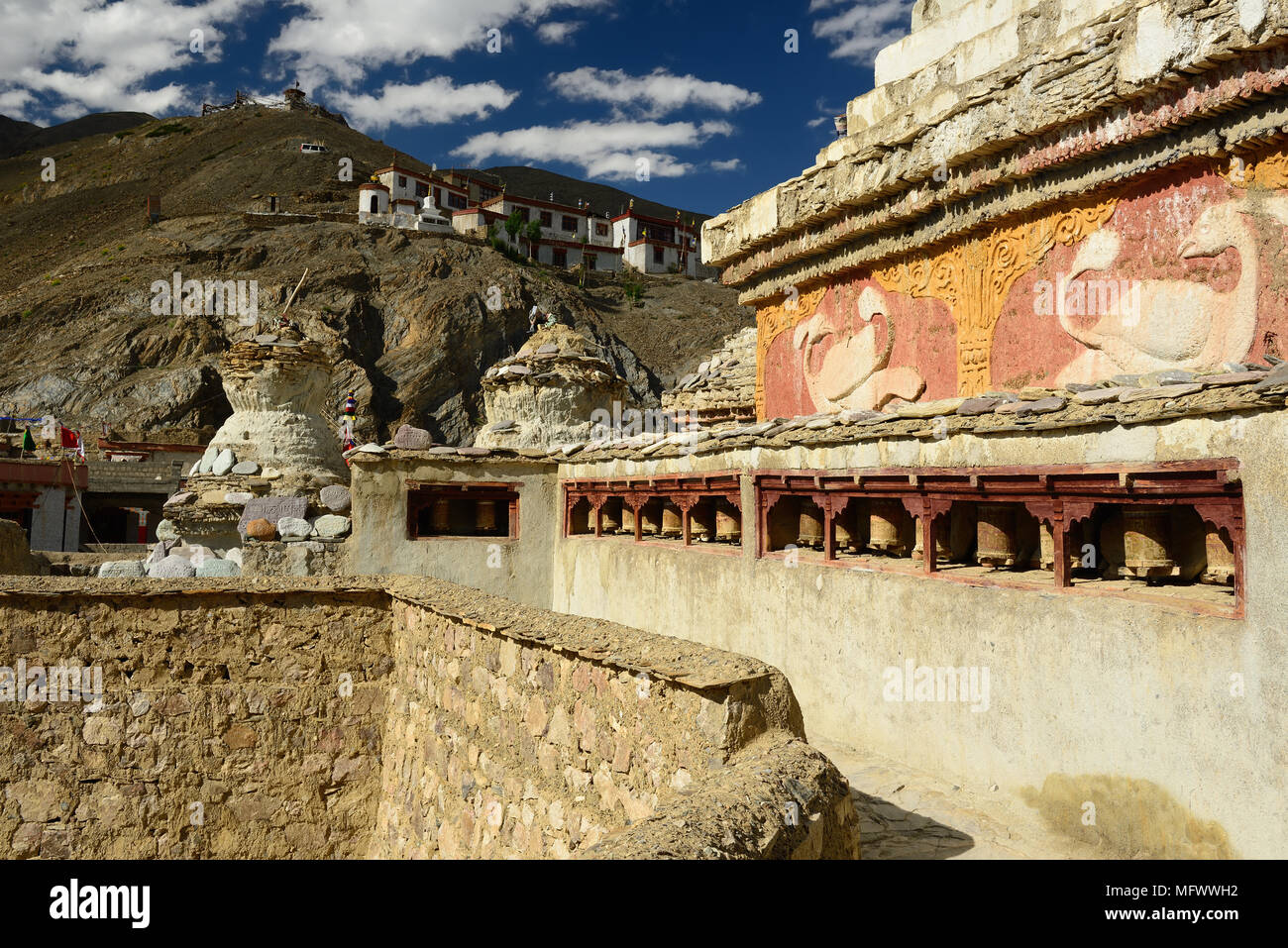 Blick auf den wunderschön buddhistische Kloster Lamayuru Dorf im Hintergrund sieht man die Berge Ladakh ist bewundern die schöne Karako Stockfoto