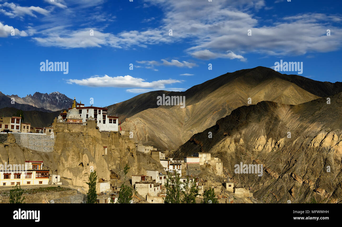 Blick auf das wunderschön gelegene buddhistische Kloster im Gästehaus Dorf im Hintergrund eine sehen die Berge Ladakh ist die Beautifu bewundern Stockfoto