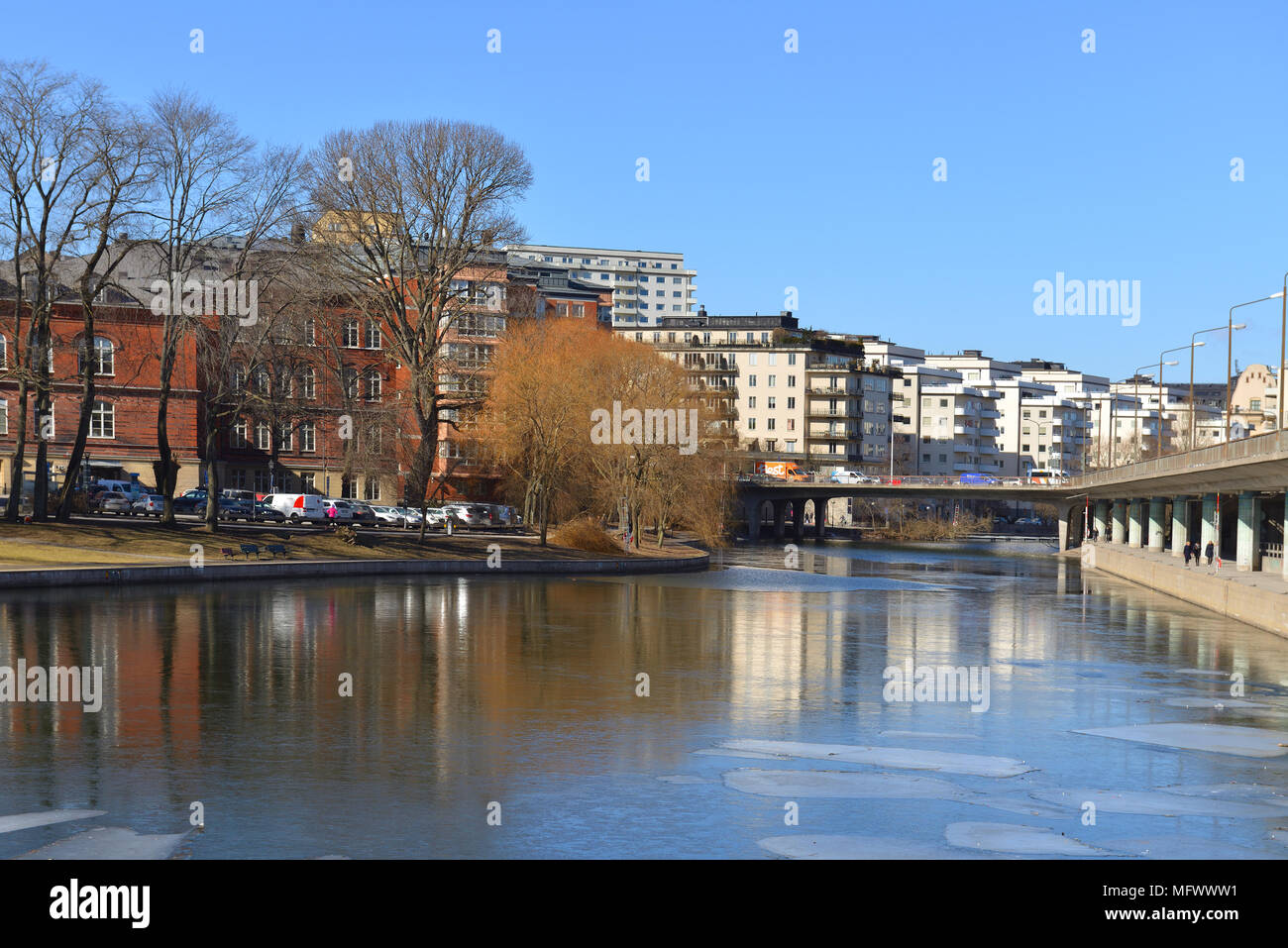 Stahlbeton Brücke und Klara Sjo (See Klara), Kanal im Zentrum von Stockholm Stockfoto