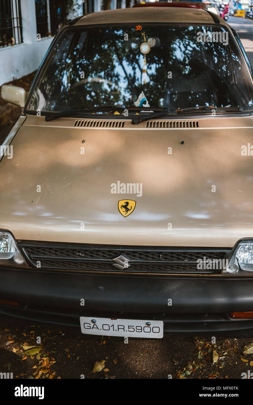 Alte Suzuki mit Ferrari Aufkleber auf Straße in Panaji, Goa