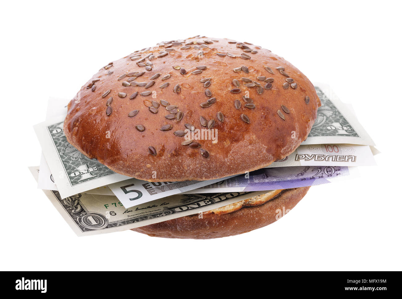 Hamburger mit Dollar Banknoten, Euro, Rubel und Pfund auf weißem Hintergrund Stockfoto