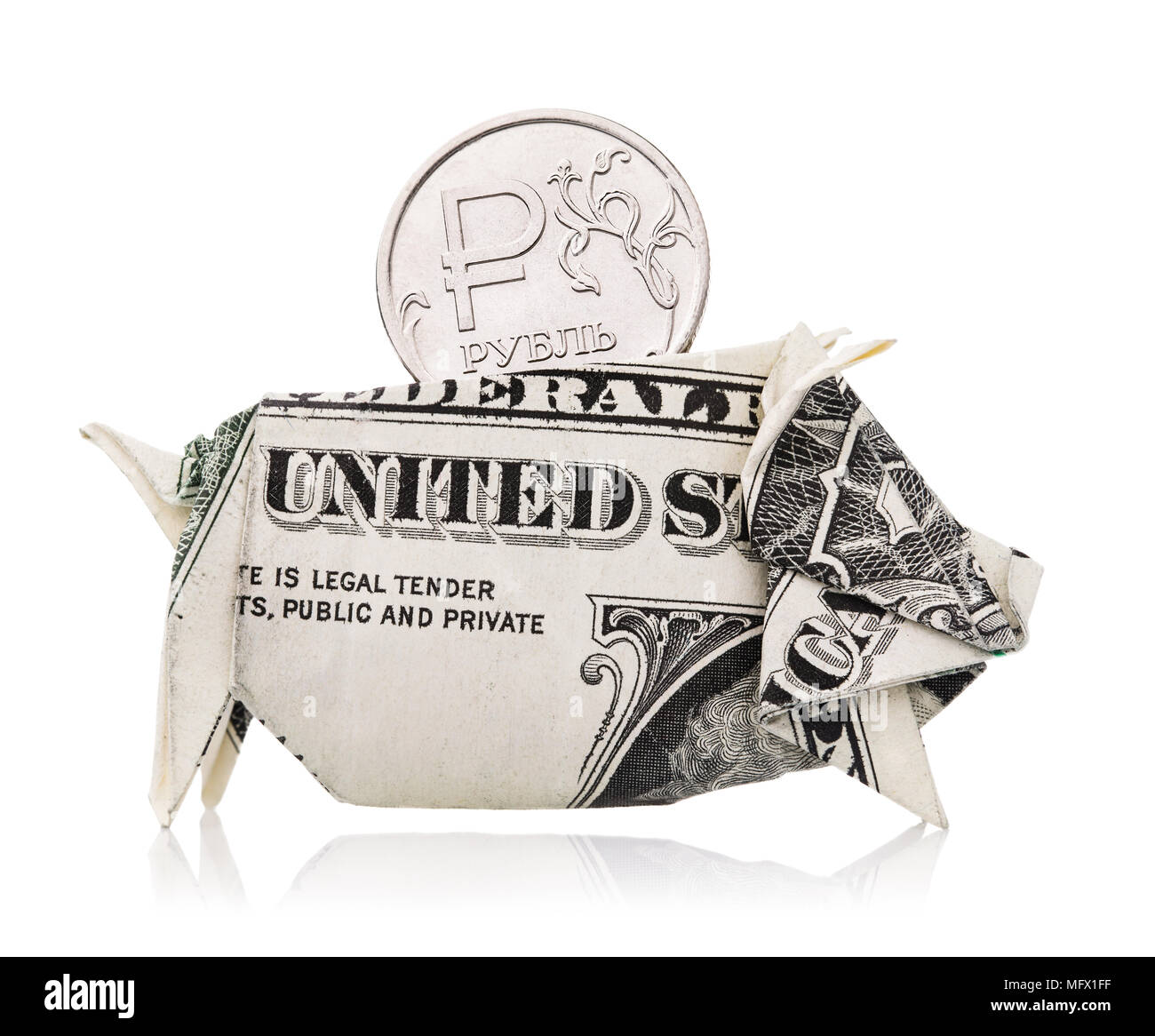 Russische Münze wert einen Rubel fällt in einem Sparschwein aus Amerikanischen Dollar gebildet, auf weißem Hintergrund Stockfoto