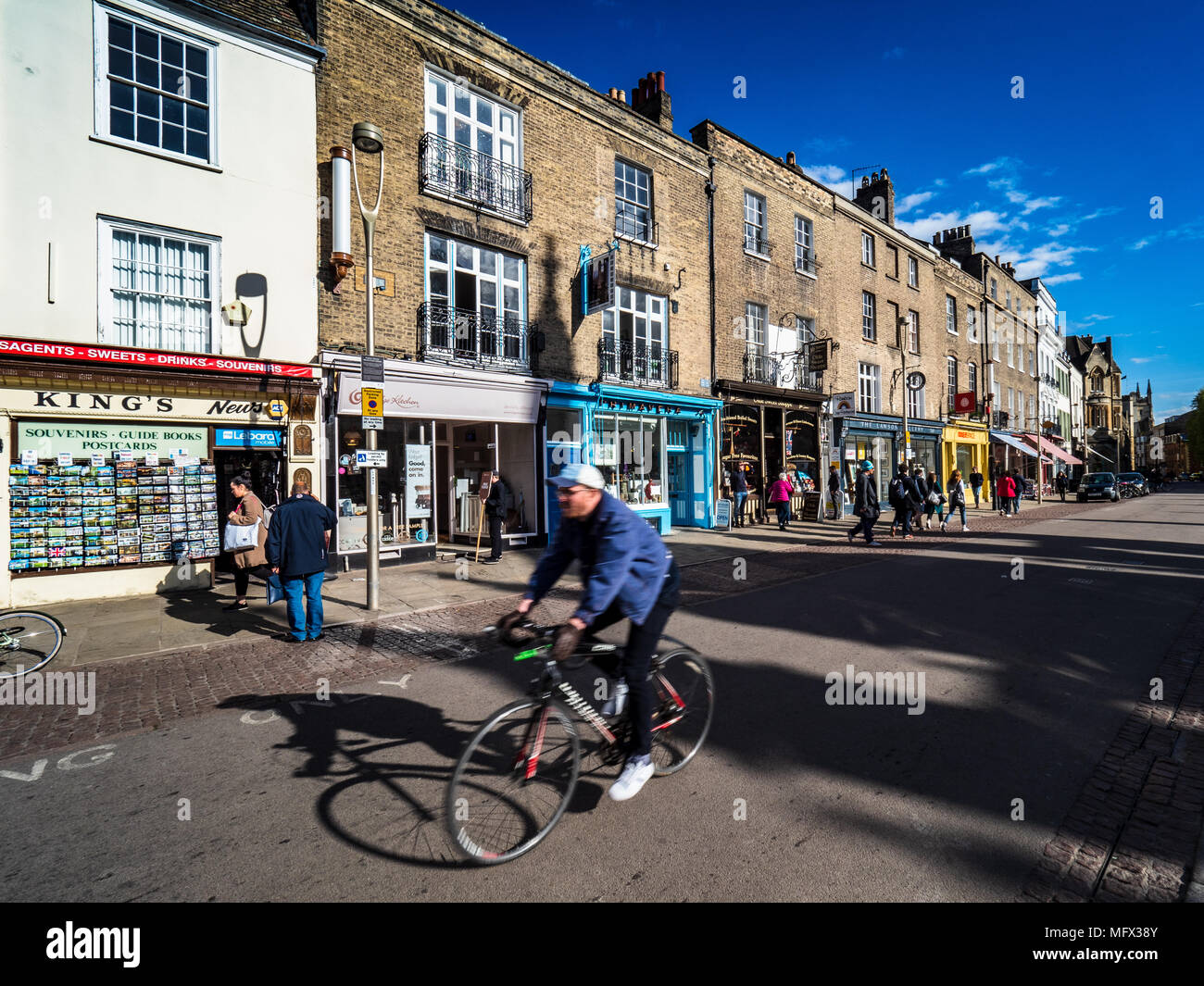 Kings Parade im historischen Zentrum von Cambridge UK, unabhängige Einzelhändler im Zentrum von Cambridge. Stockfoto