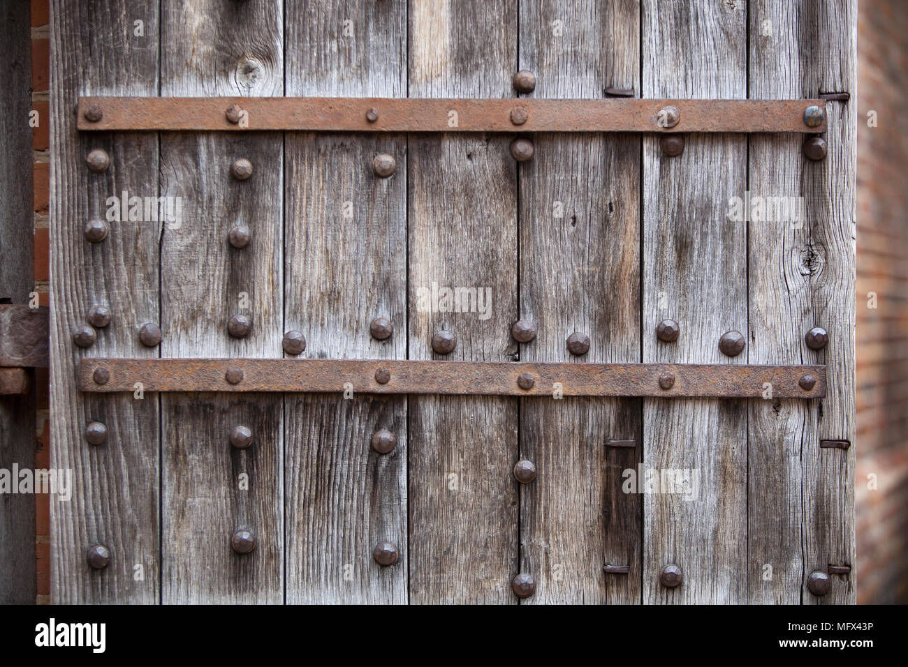 Leben eines verzierte Holztür mit Eisenstange Verstärkung. Colonial Williamsburg Virginia Stockfoto