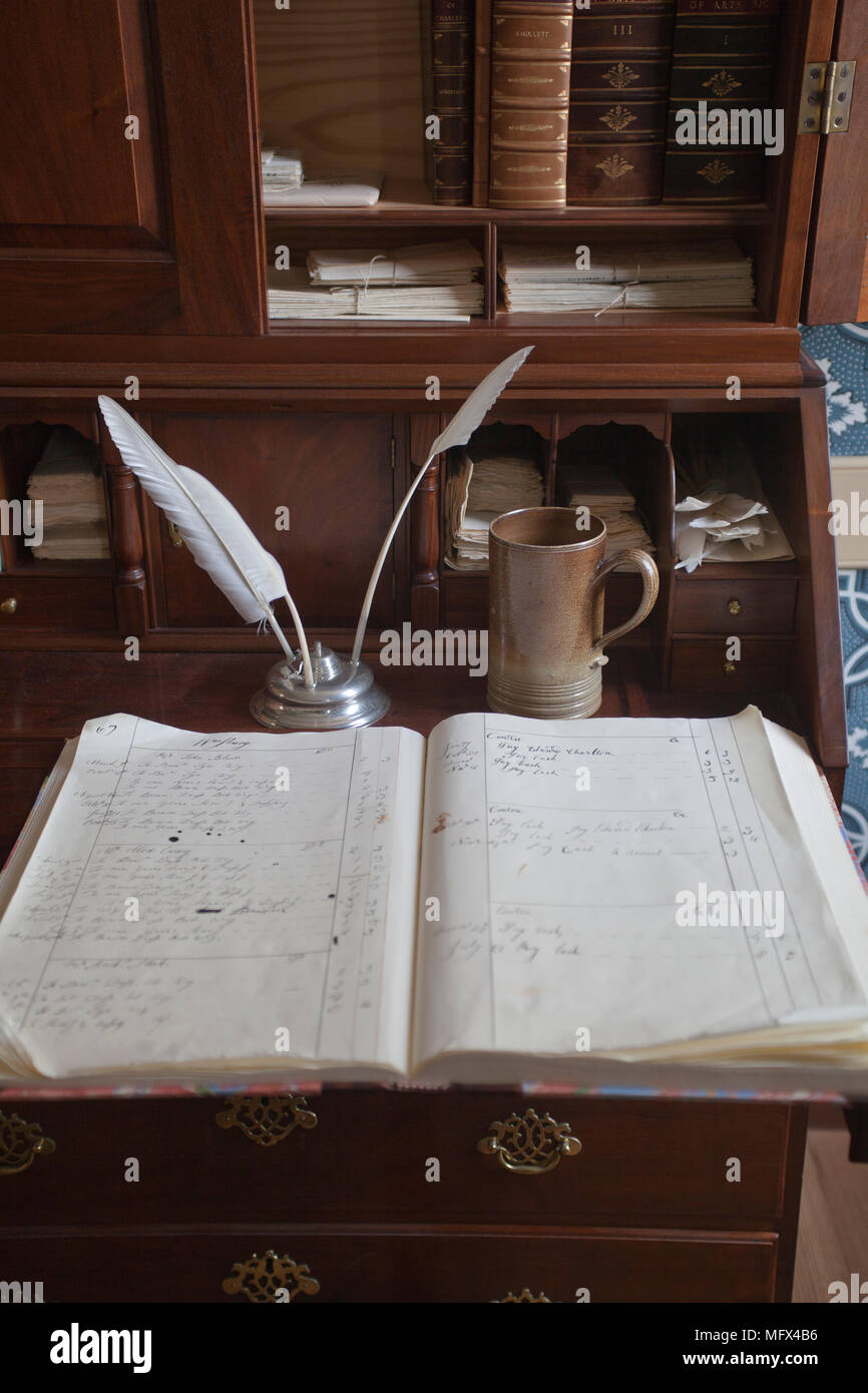 Noch immer leben eines antiken Schreibtisch mit Federkiel und Tinte Keramik Becher und Journal. Stockfoto