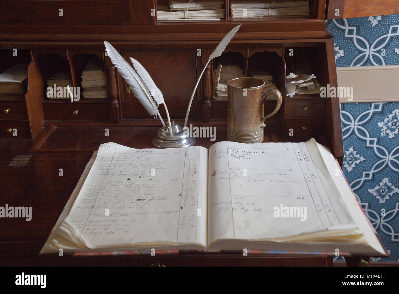 Noch immer leben eines antiken Schreibtisch mit Federkiel und Tinte Keramik Becher und Journal. Stockfoto