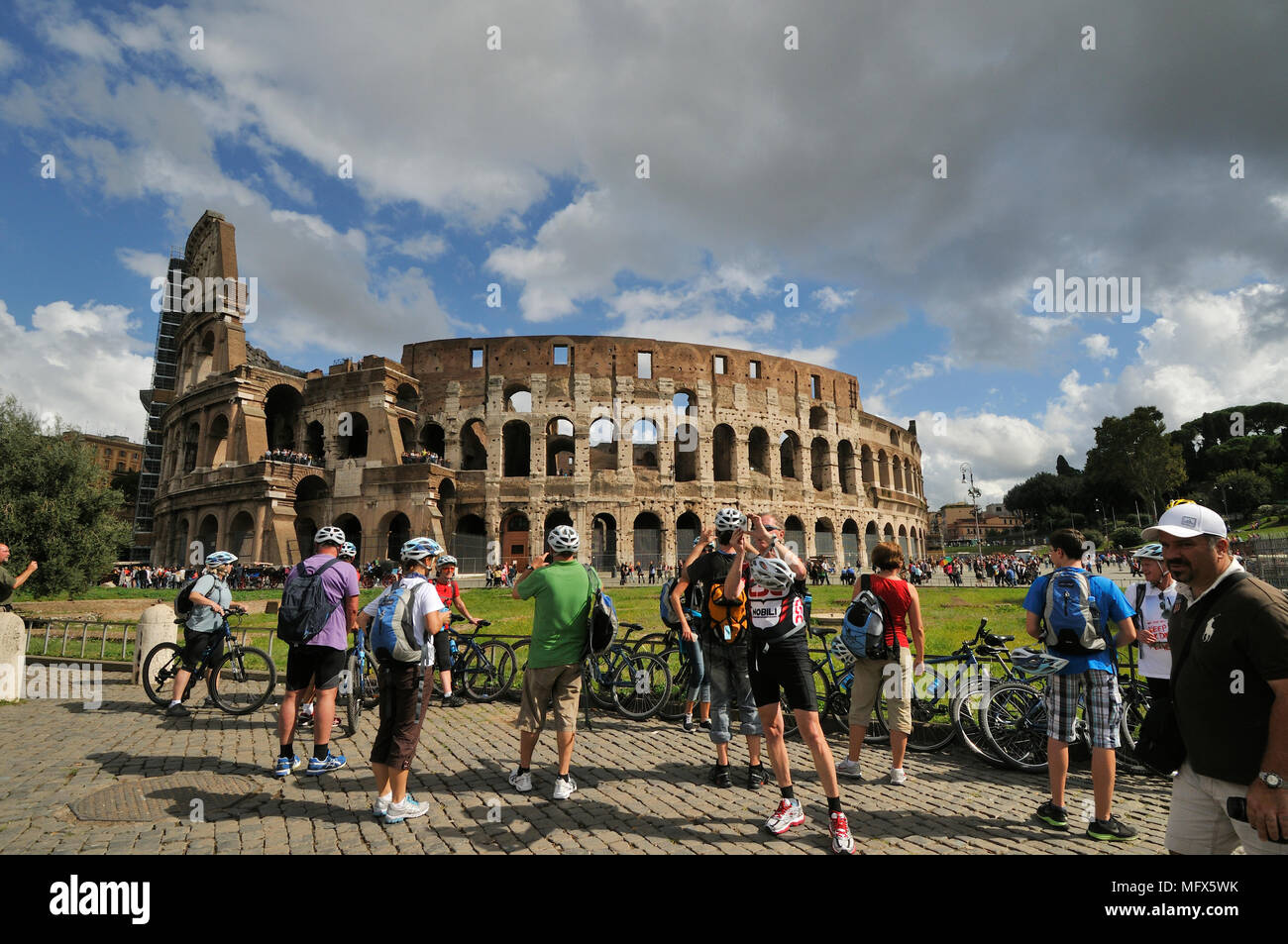 Eine Gruppe von Touristen Biker vor dem Kolosseum. Der Bau begann unter Kaiser Vespasian im Jahre 70 und wurde 80 AD unter seinem abgeschlossen Stockfoto