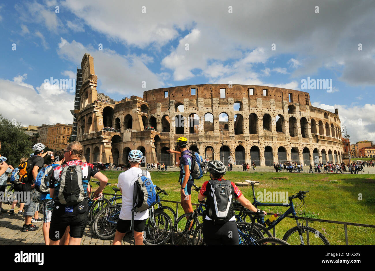 Eine Gruppe von Touristen Biker vor dem Kolosseum. Der Bau begann unter Kaiser Vespasian im Jahre 70 und wurde 80 AD unter seinem abgeschlossen Stockfoto